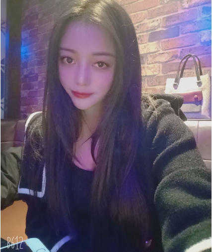 成都神似迪丽热巴的小姐姐